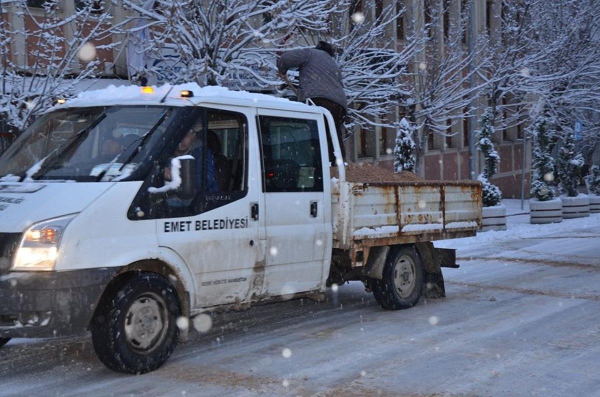 Emet&rsquo;te karla m&uuml;cadele