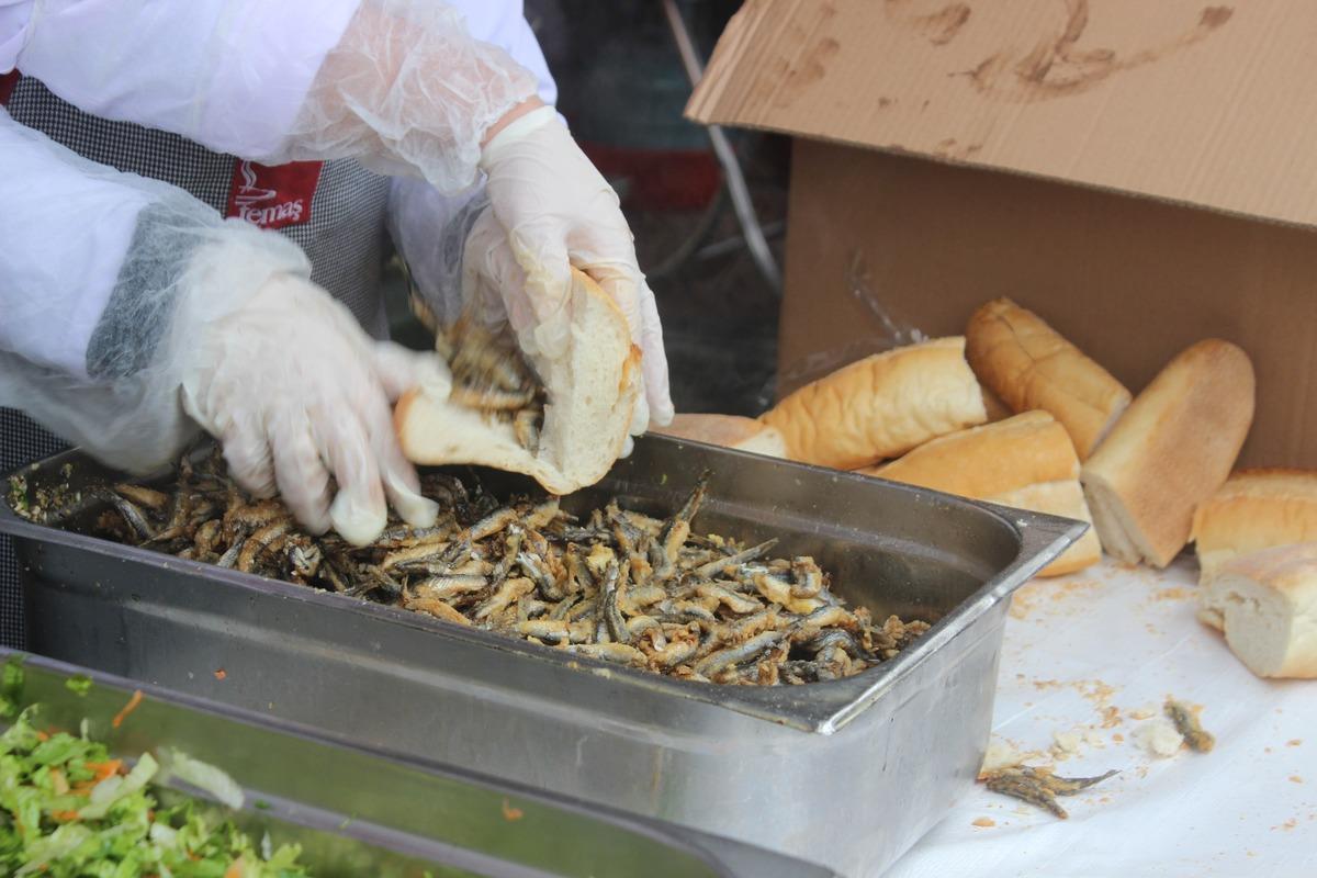 9. Geleneksel Hamsi ve Horon Festivali renkli g&ouml;r&uuml;nt&uuml;lere sahne oldu