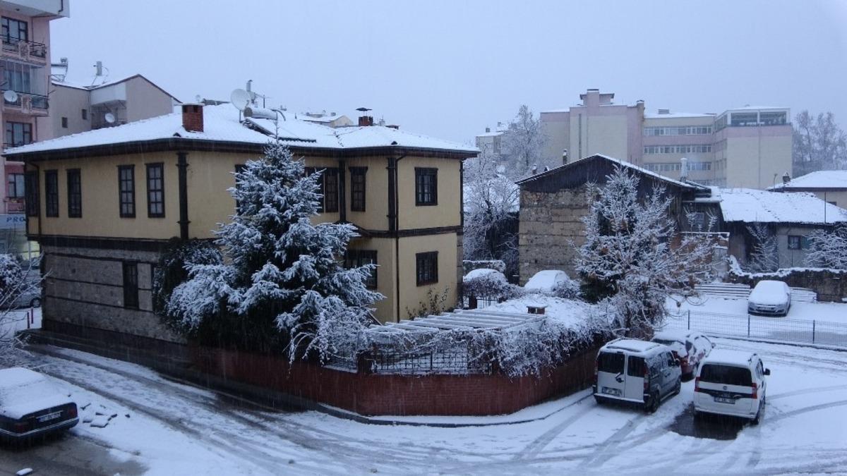 Isparta beyaza b&uuml;r&uuml;nd&uuml;