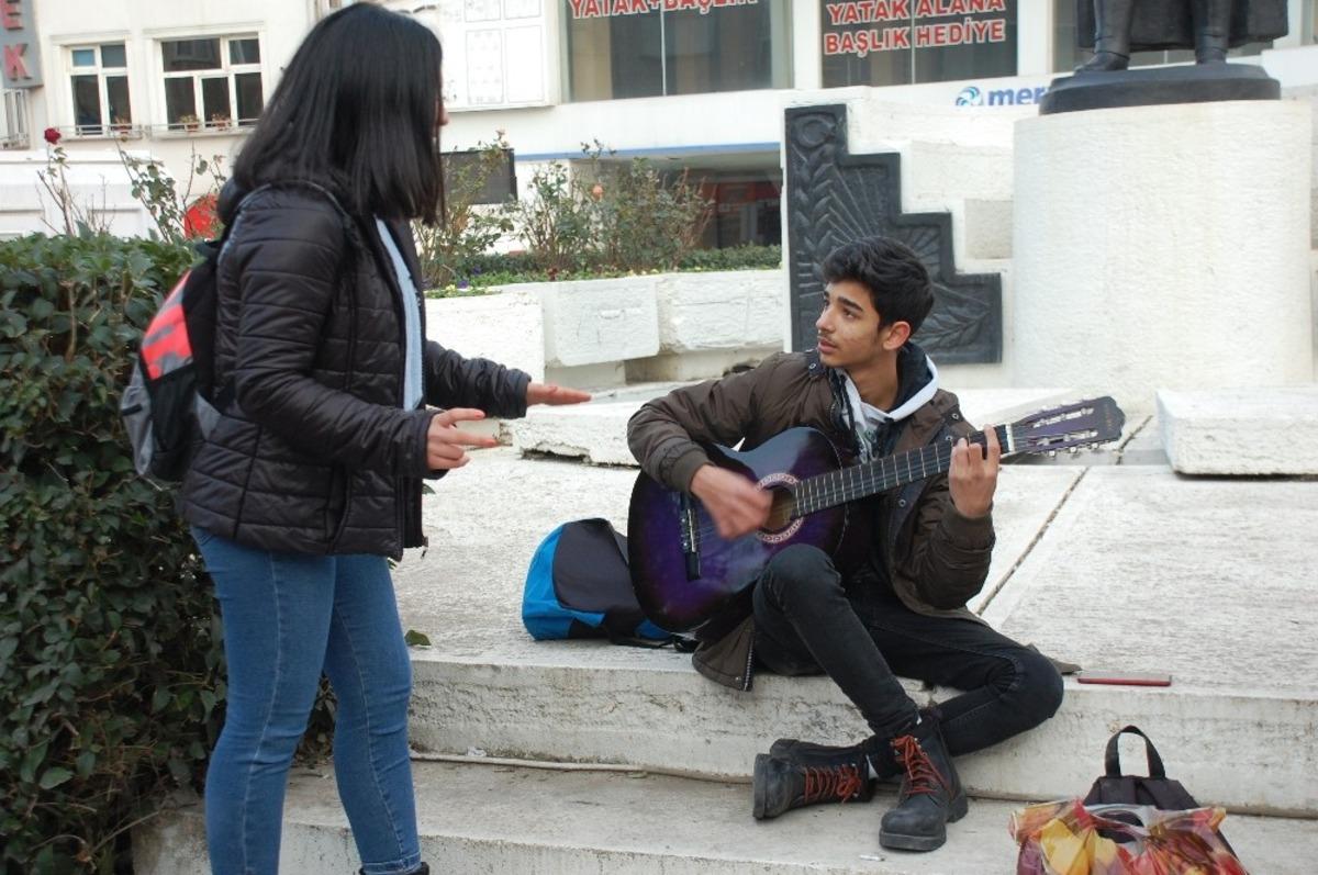 Keşanlı sokak m&uuml;zisyenleri soğuk havayı şarkıları ile ısıtıyor