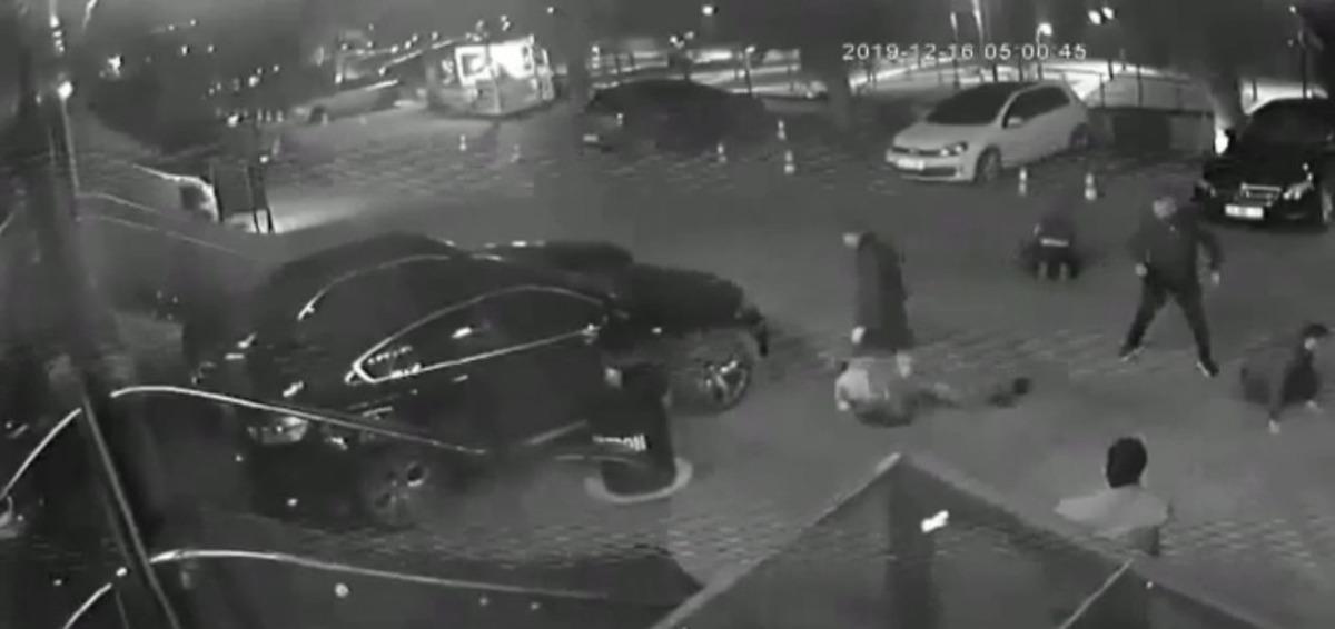 Beylikd&uuml;z&uuml;'ndeki gece kul&uuml;b&uuml;nde yine olay! Acımasızca d&ouml;vd&uuml;ler