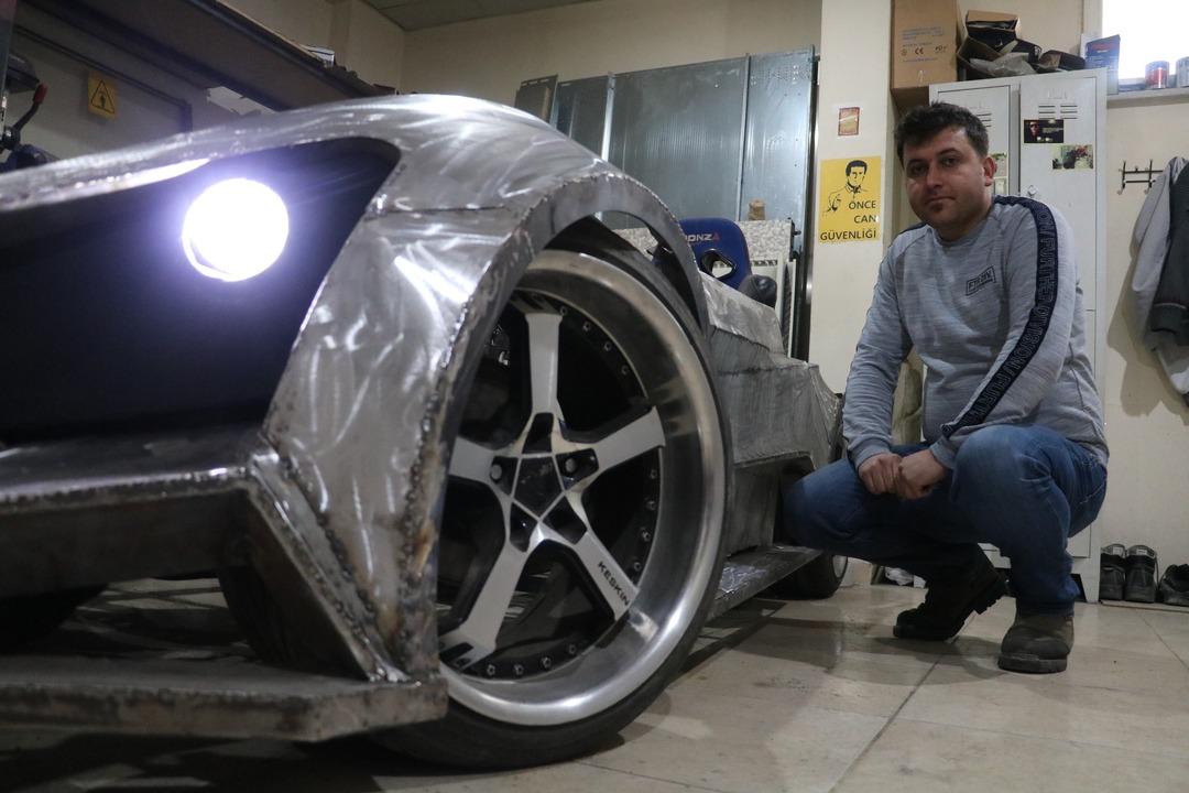 G&ouml;rd&uuml;ğ&uuml; fotoğraftan esinlendi! Kendi yerli otomobilini &uuml;retiyor