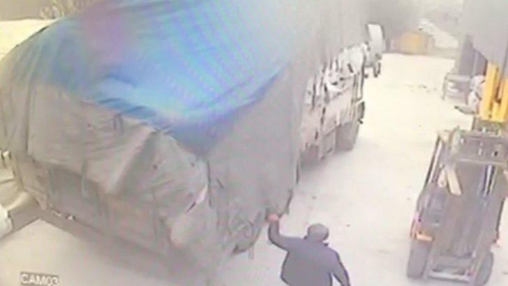 Üzerine kumaş balyaları devrilen kişi öldü; olay anı kamerada G1