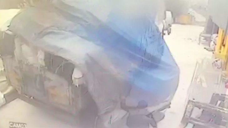 Üzerine kumaş balyaları devrilen kişi öldü; olay anı kamerada G2