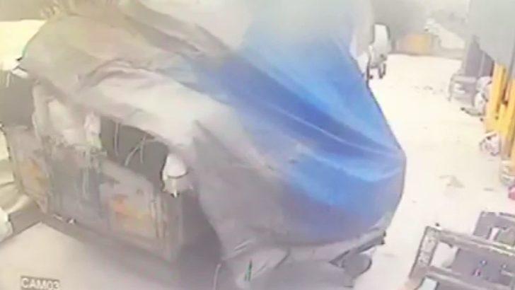 Üzerine kumaş balyaları devrilen kişi öldü; olay anı kamerada G3