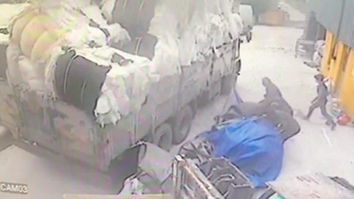 Üzerine kumaş balyaları devrilen kişi öldü; olay anı kamerada G5