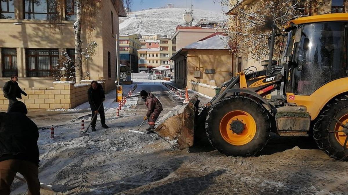 Bayburt&rsquo;ta karla m&uuml;cadele s&uuml;r&uuml;yor