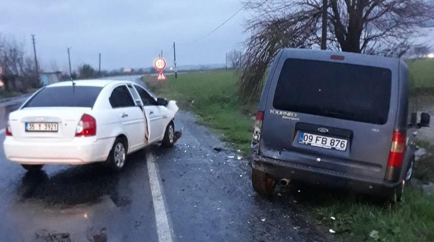 Virajı alamayan kamyonet karşı y&ouml;nden gelen otomobile &ccedil;arpıştı; 2 yaralı
