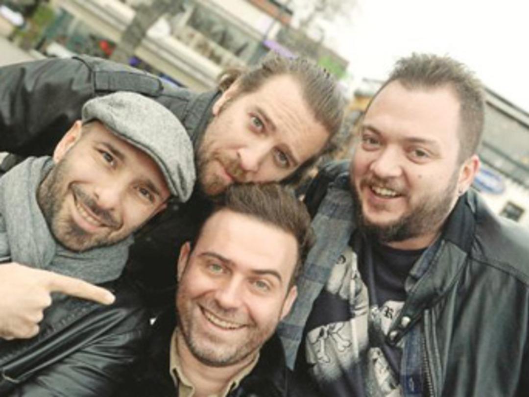 &Uuml;nl&uuml; m&uuml;zisyen evlendi