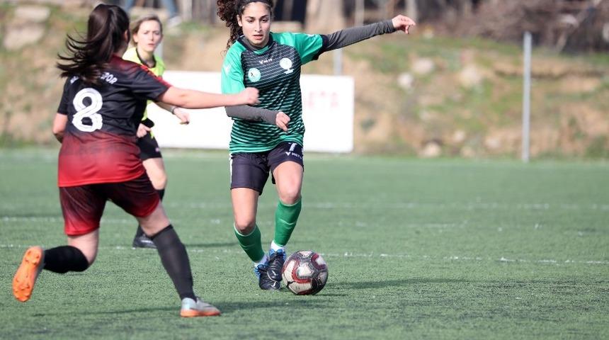 Horozkent Kadın Futbol Takımı, Nazilli engelini 3 golle ge&ccedil;ti