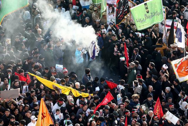 2020-01-06T073458Z_866065038_RC27AE9Q9MH9_RTRMADP_3_IRAQ-SECURITY-BLAST-SOLEIMANI-FUNERAL