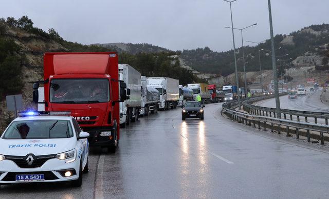 Kar, Burdur- Antalya yolunda ulaşımı aksatıyor