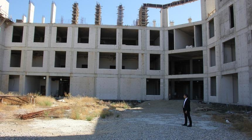 İnşaatı duran 75 yataklı devlet hastanesinde &ccedil;alışmalar yeniden başladı