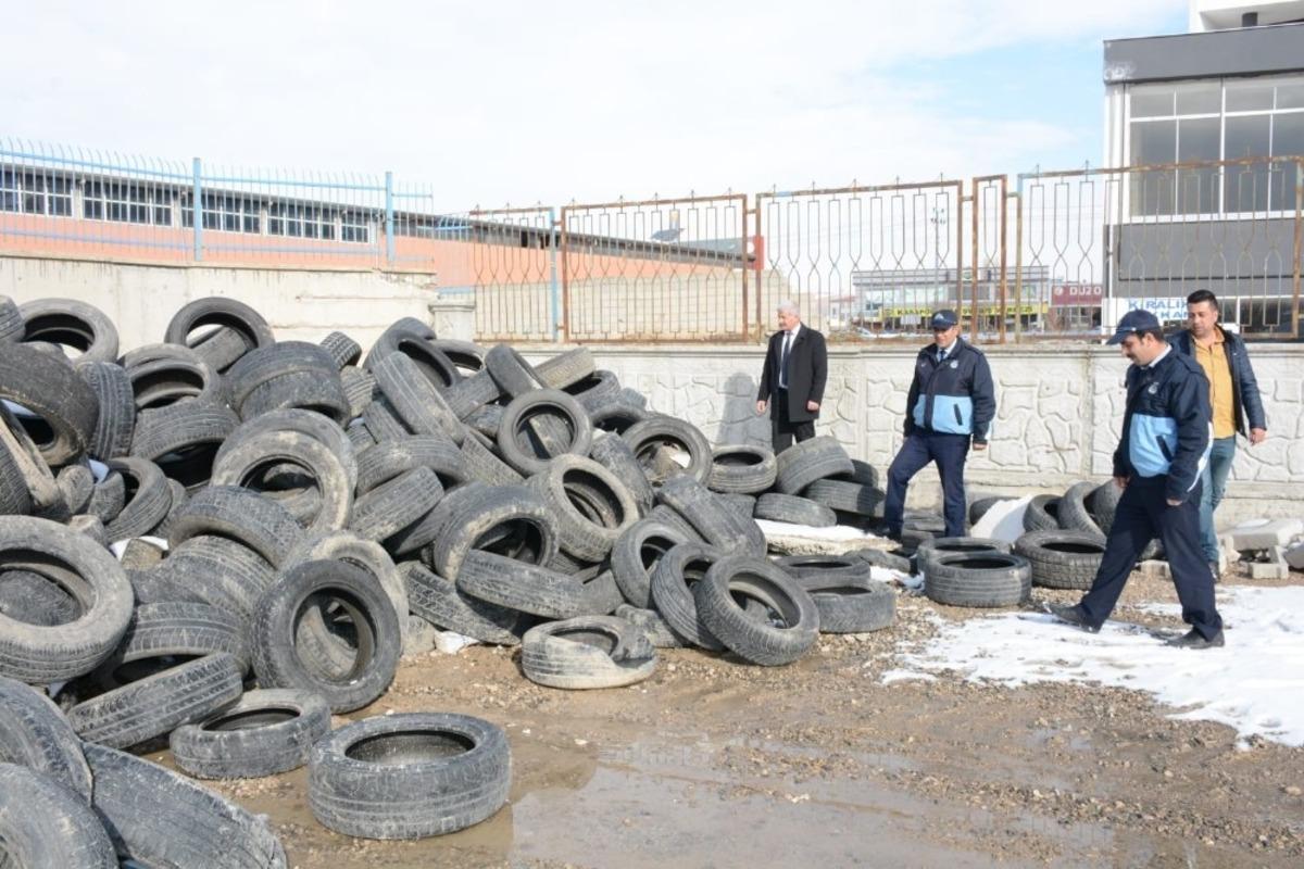 Tuşba&rsquo;da &ouml;mr&uuml;n&uuml; tamamlayan ara&ccedil; lastikleri ekonomiye kazandırılıyor