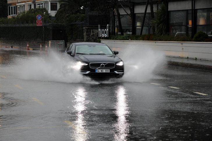 İstanbul Sarıyer'de aşırı yağış nedeniyle yollar göle döndü G1
