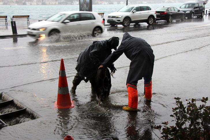 İstanbul Sarıyer'de aşırı yağış nedeniyle yollar göle döndü G2