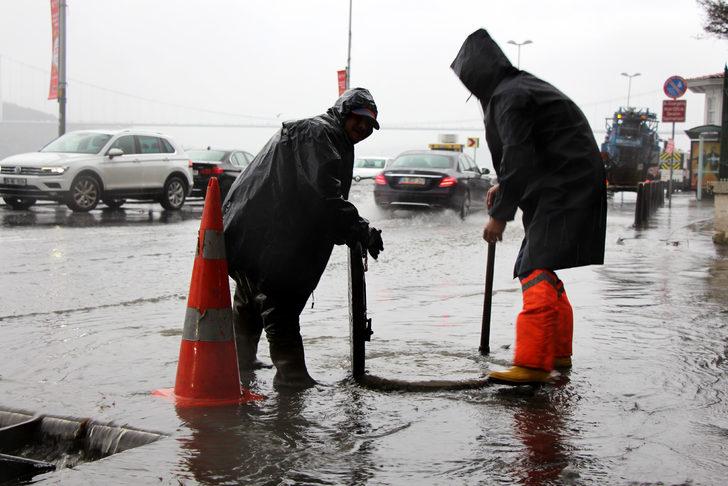 İstanbul Sarıyer'de aşırı yağış nedeniyle yollar göle döndü G3