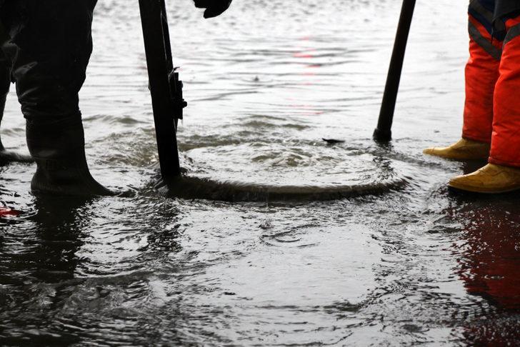 İstanbul Sarıyer'de aşırı yağış nedeniyle yollar göle döndü G4
