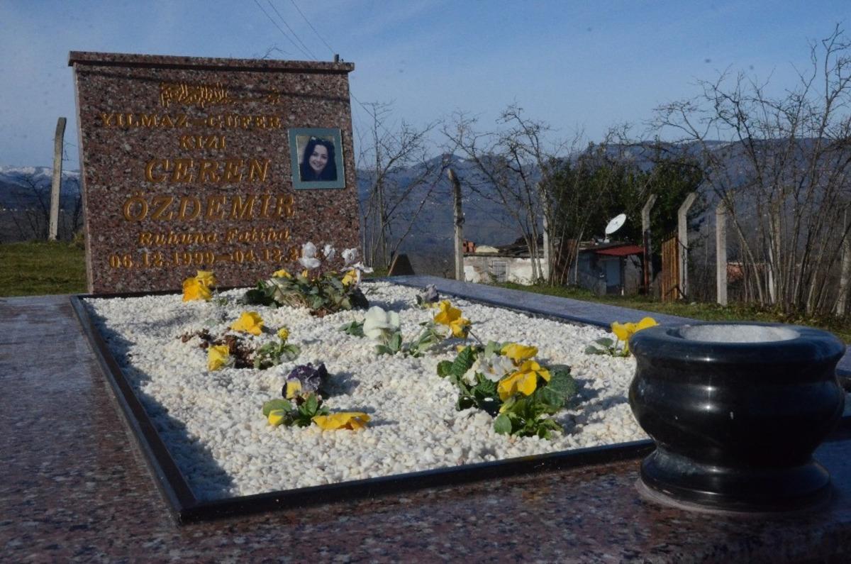 Ceren &Ouml;zdemir'in sosyal medyadaki paylaşımı mezar taşına yazıldı