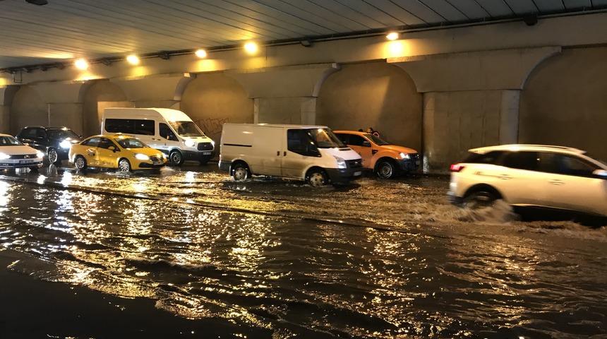 İstanbul'da Topkapı alt geçidini su bastı