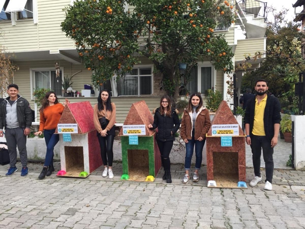 Burhaniye&rsquo;de &Uuml;niversiteliler hayvan sevgisi aşılıyor