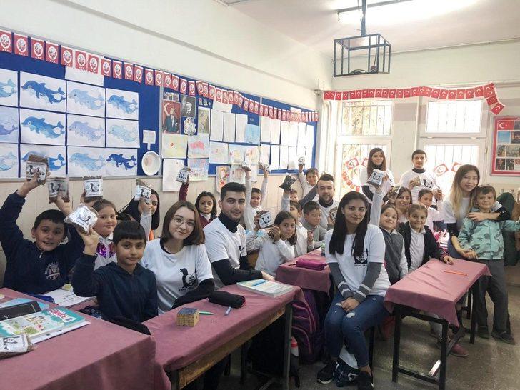 Burhaniye’de Üniversiteliler hayvan sevgisi aşılıyor G4