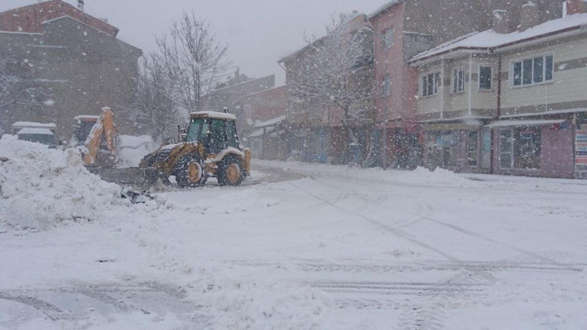 K&uuml;tahya&rsquo;nın il&ccedil;elerinde karla m&uuml;cadele