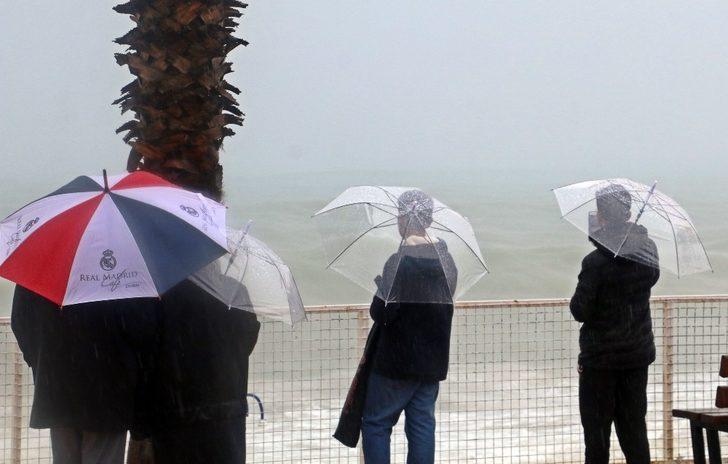 Antalya’da fırtınayla birlikte görsel şölen ortaya çıktı, görenler telefona sarıldı G3