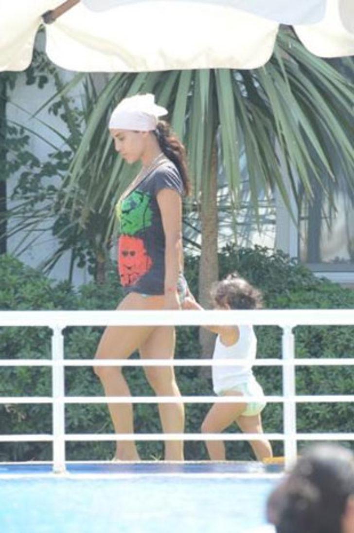 Irmak Ünal kızıyla tatilde G1