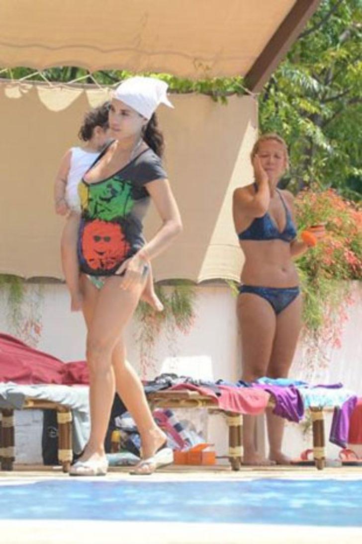 Irmak Ünal kızıyla tatilde G2