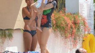 Irmak Ünal kızıyla tatilde