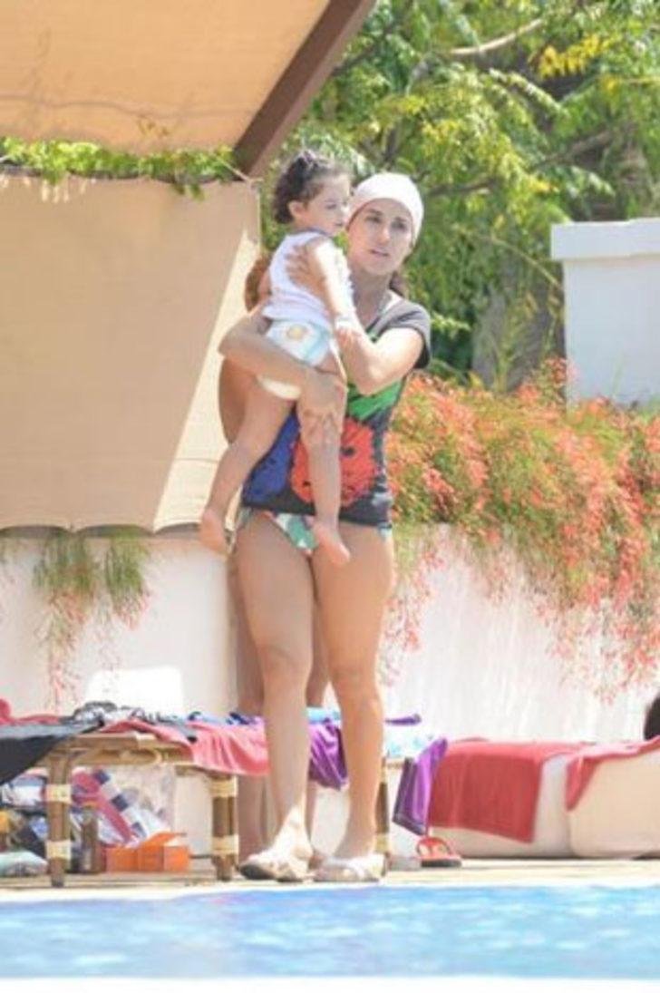 Irmak Ünal kızıyla tatilde G4