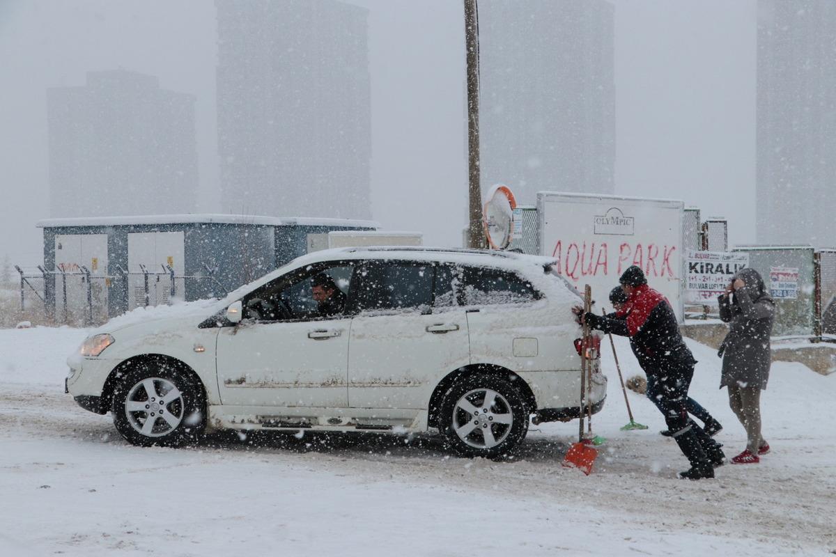 Ankara kar yağışı etkili oluyor! Ulaşım aksadı, kar kalınlığı 10 santimetreye ulaştı