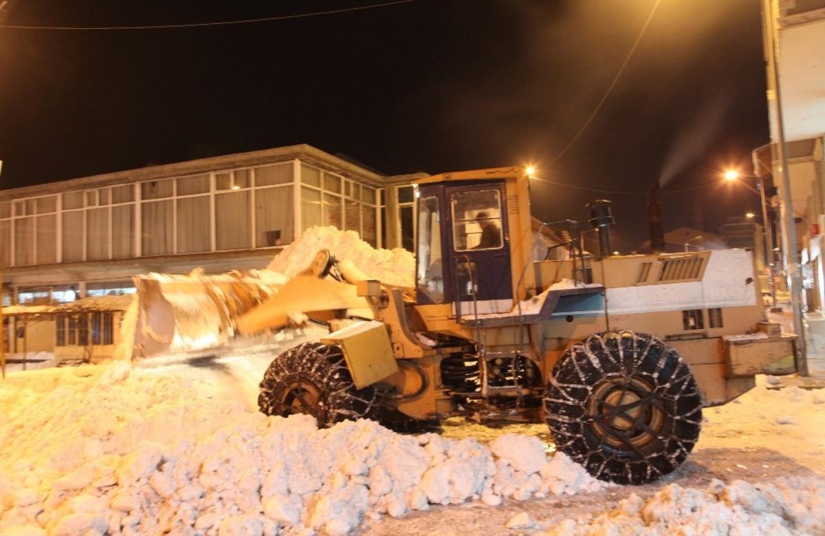 Ahlat Belediyesinden karla m&uuml;cadele &ccedil;alışması