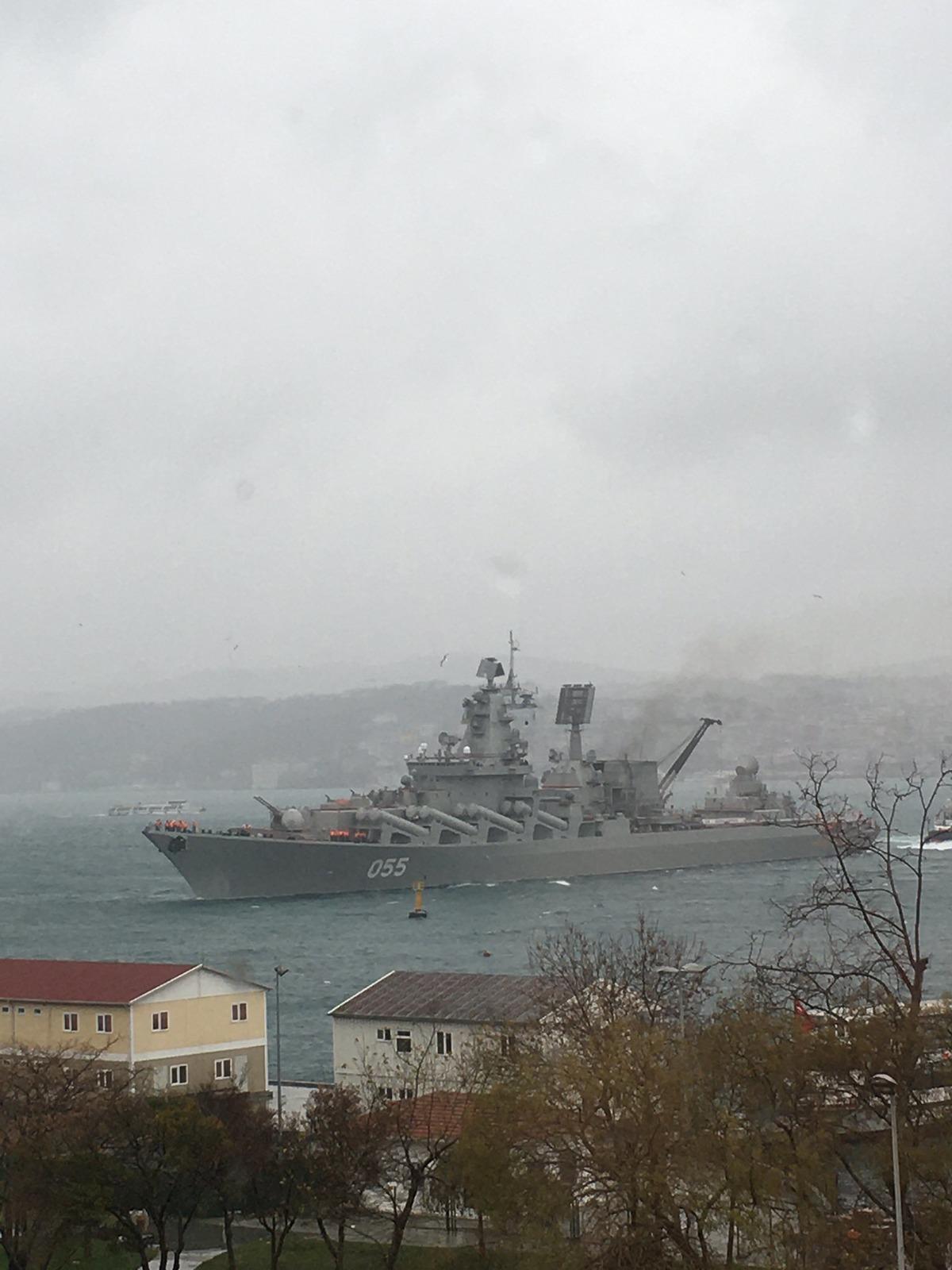 Rus savaş gemisi İstanbul Boğazı'nda s&uuml;r&uuml;klendi