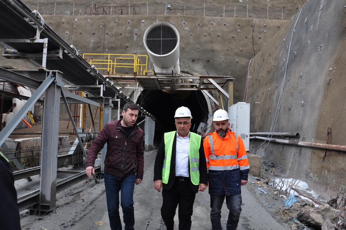 T&uuml;rkiye'nin en uzun tren t&uuml;nelinde, ışığın g&ouml;r&uuml;lmesine 600 metre kaldı