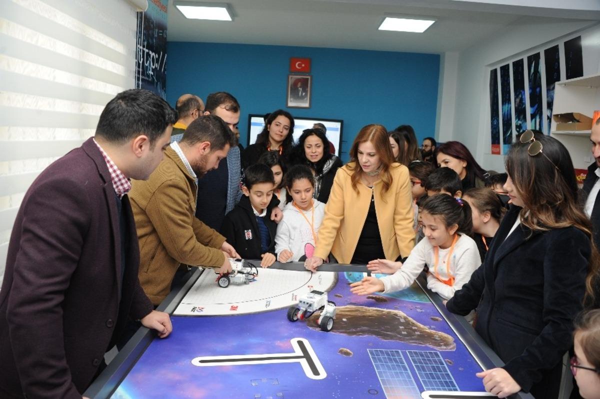 Bal&ccedil;ova&rsquo;da geleceğin bilgisayar dahileri yetişiyor