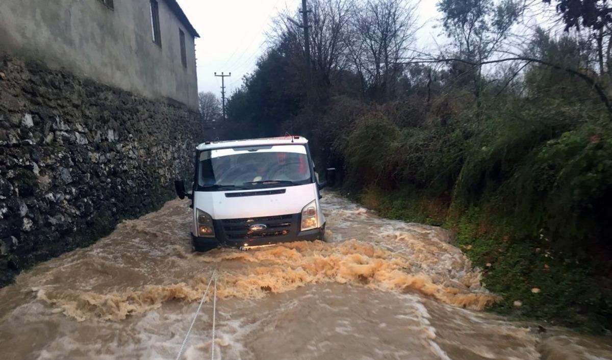 Yağmur suyunda mahsur kaldı