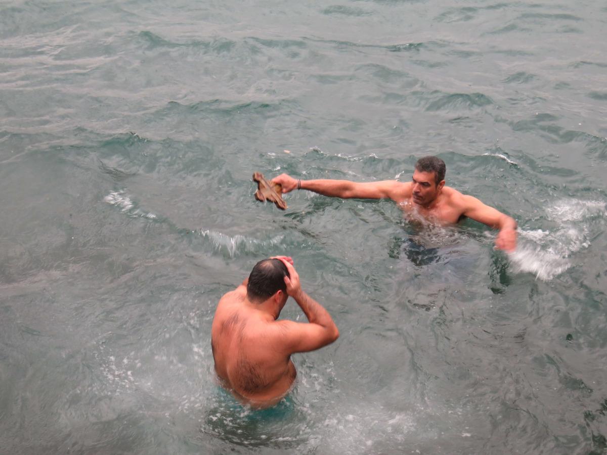 &Uuml;sk&uuml;dar'da ha&ccedil; &ccedil;ıkarma t&ouml;reni! Buz gibi suya atladılar