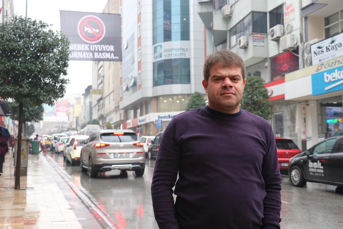 Kornadan rahatsız oldu, caddeye bu afişi astı