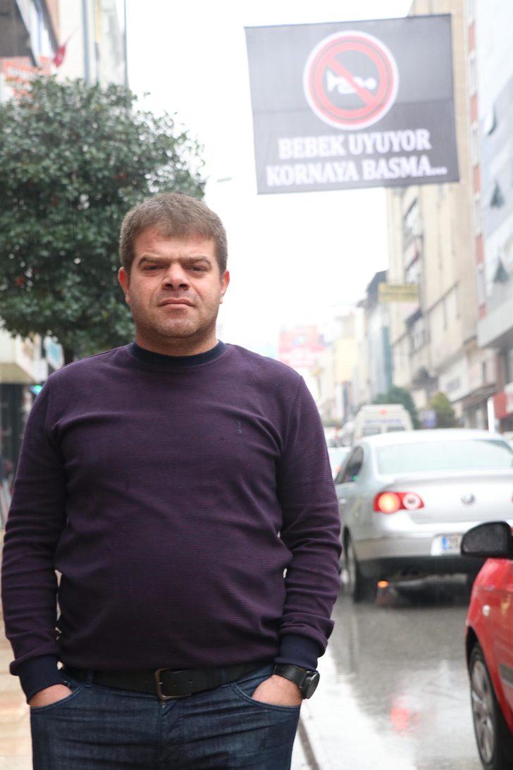 Kornadan rahatsız oldu, caddeye bu afişi astı G1