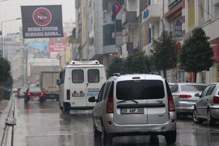 Kornadan rahatsız oldu, caddeye bu afişi astı G4