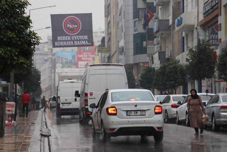 Kornadan rahatsız oldu, caddeye bu afişi astı G5