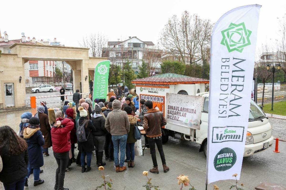 Meram Gen&ccedil;lik Meclisi &uuml;niversite &ouml;ğrencilerine s&uuml;t ikram etti