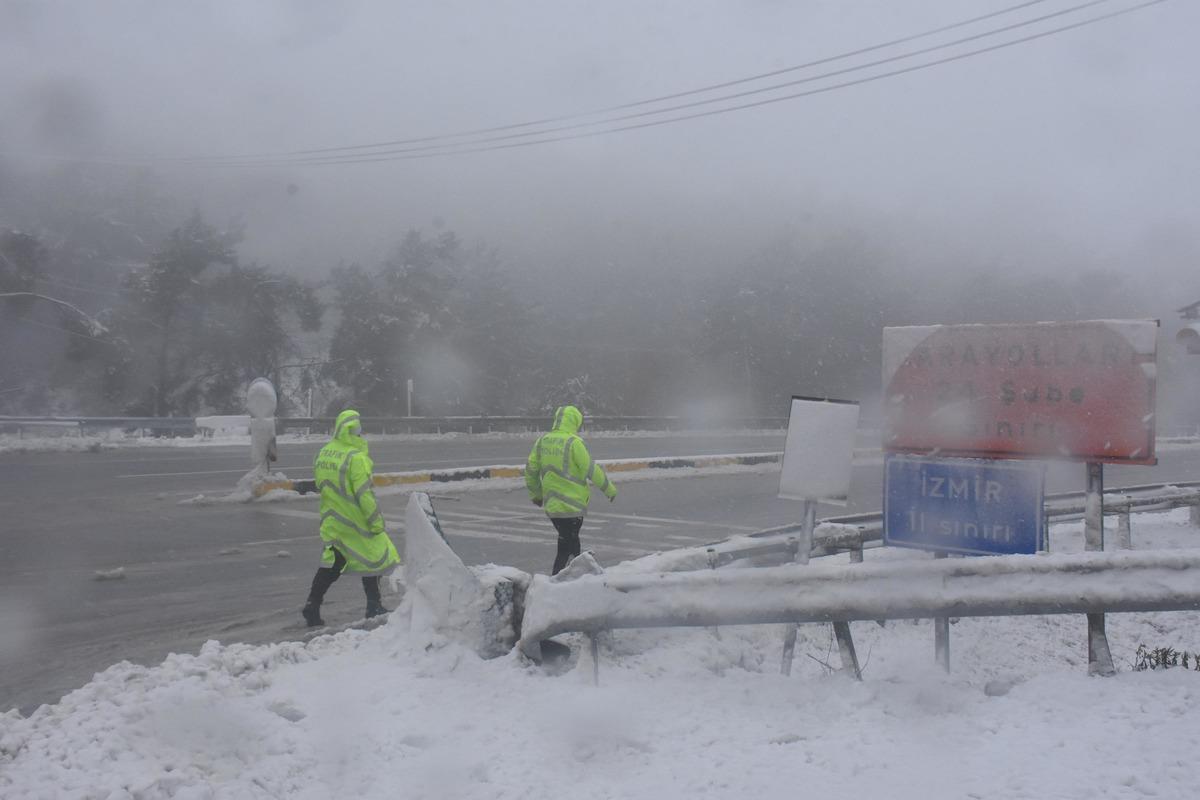 İzmir'de kar yağışı... Kentin y&uuml;ksek kesimleri beyaza b&uuml;r&uuml;nd&uuml;