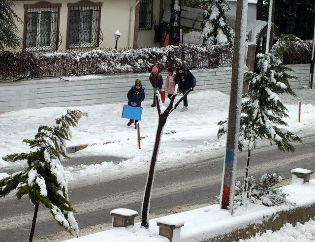 Afyonkarahisar ın &Ccedil;obanlar il&ccedil;esinde eğitime kar engeli (2) 1