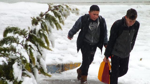 Afyonkarahisar'ın Çobanlar ilçesinde eğitime kar engeli (2)