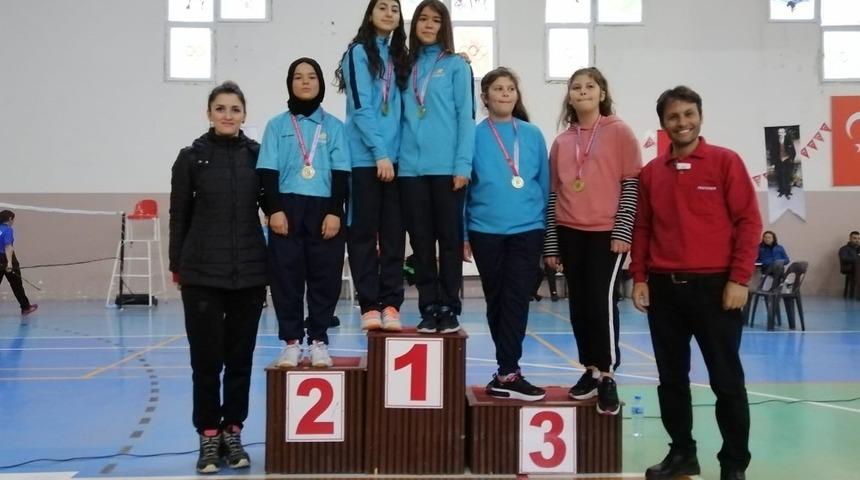 Karaman, badminton kız ve erkeklerde &ccedil;eyrek finale y&uuml;kseldi