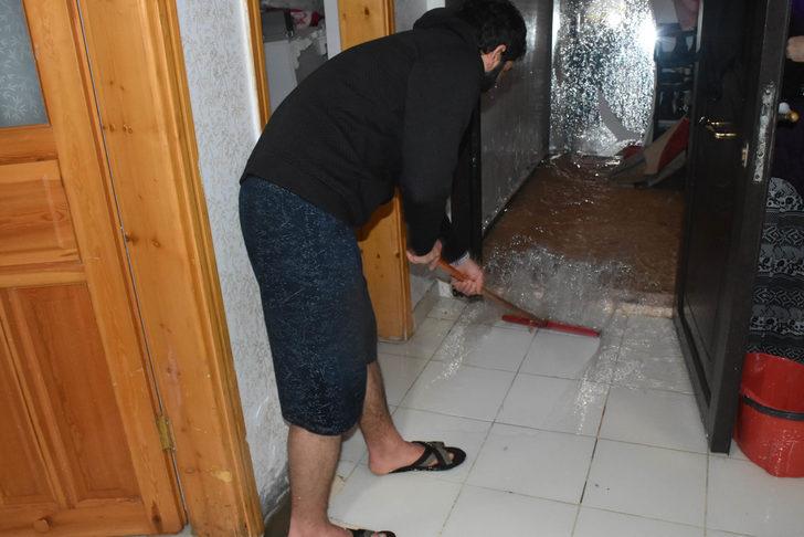 İstanbul yağışlara teslim oldu! Sultangazi'de ev ve iş yerlerin su bastı G5