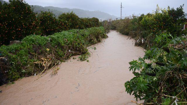 Serik'te şiddetli yağış; dereler taştı (4)
